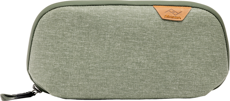 800q-01_128334 Peak Design Tech Pouch Small - Sage on suorakulmainen salvianvihreä kangaspussukka, jossa on vetoketju ja pieni ruskea nahkalaikka, johon on kohokuvioitu logo oikeassa yläkulmassa.