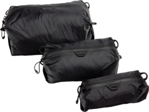800q-01_128336 Mustassa Peak Design Ultralight Packing Cube Bundle XXS-XS-S -mallistossa on kolme erikokoista vetoketjullista matkapussia, joissa jokaisessa on vetovälilehti ja pieni kahva ja jotka näkyvät vaalealla pohjalla.