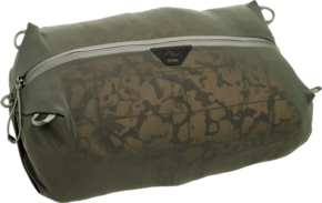 800q-01_128342 The Peak Design Ultralight Mesh Packing Cube Small in Sage is a green, zippered travel bag with a subtle camouflage pattern and multiple fabric loops on the sides against a white background.