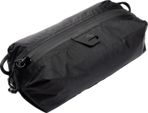 800q-01_128349 Peak Design Ultralight Packing Cube XX-Small Black on tyylikäs, musta suorakaiteen muotoinen laukku, jossa on vetoketju ylhäällä, minimalistinen muotoilu, pieni logo vetoketjun lähellä ja silmukat molemmissa päissä helppoa kantamista varten.