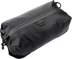800q-01_128350 Peak Design Ultralight Packing Cube X-Small Black on musta, suorakulmainen, kevyestä, vedenkestävästä kankaasta valmistettu vetoketjullinen pussi, jossa on pieni päätysilmukka ja minimalistinen muotoilu.
