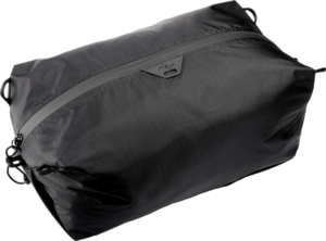 800q-01_128351 Peak Design Ultralight Packing Cube Small Black on kevyt, vedenkestävä suorakulmainen pussi, jossa on hienovarainen ruudukkokuvio, musta väri, vetoketju ja pieni logo vetoketjun lähellä.