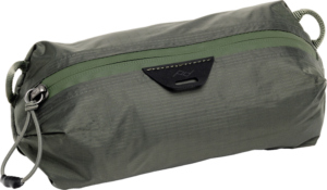 800q-01_128352 Peak Design Ultralight Packing Cube XX-Small in Sage on vihreä, suorakulmainen, vetoketjullinen pussi, joka on valmistettu kevyestä ripstop-kankaasta ja jossa on kangaslenkki molemmissa päissä ja pieni musta logolaastari vetoketjun lähellä.