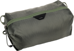800q-01_128353 Peak Design Ultralight Packing Cube X-Small in Sage on vihreä, suorakulmainen ripstop-kankaasta valmistettu matkapussi, jossa on silmukkakahvat molemmissa päissä ja tumma vetoketju ylhäällä.