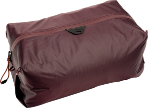 800q-01_128357 Peak Design Ultralight Packing Cube Small Eclipse on ruskeankeltainen, kevyestä ripstop-kankaasta valmistettu vetoketjullinen matkapussi, jossa on pieni musta yläkahva ja sivuvetoketju.