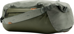 800q-01_128359 Peak Design Travel Duffel 50L Sage -mallistossa on tilava muotoilu, leveä pehmustettu olkahihna, vetoketjullinen sivutasku ja hienovaraiset nahkaiset korostukset.