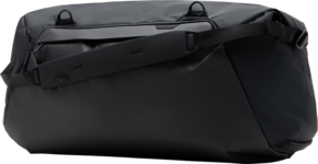 800q-01_128360 Mustassa Peak Design Travel Duffel 80L -matkalaukussa on tilava muotoilu, leveä säädettävä olkahihna ja minimalistinen tyyli, kuvassa valkoista taustaa vasten.