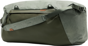 800q-01_128361 Peak Design Travel Duffel 80L in Sage on suuri, oliivinvihreä laukku, jossa on leveä säädettävä olkahihna, vetoketjullinen etutasku ja minimalistinen muotoilu.