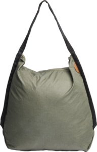 800q-01_128362 Peak Design Packable Tote in Sage on tilava, vaaleanvihreä kangaskassi, jossa on leveä musta olkahihna ja ruskea sivulappu valkoisella pohjalla.
