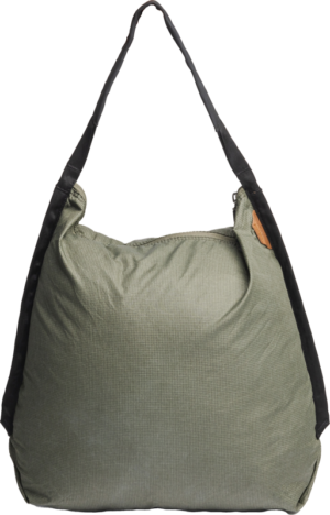 800q-01_128362 Peak Design Packable Tote in Sage on tilava, vaaleanvihreä kangaskassi, jossa on leveä musta olkahihna ja ruskea sivulappu valkoisella pohjalla.