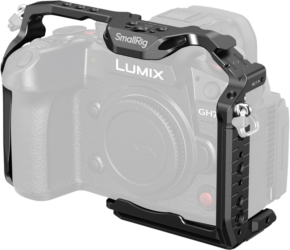 Panasonic Lumix GH7 -kamera, joka on varustettu SmallRig 4824 HawkLock -pikakiinnityshäkillä, joka tarjoaa kiinnitysmahdollisuuksia ja suojaa kameran runkoa.
