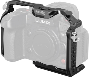 800q-01_128429 Panasonic Lumix GH7 -kamera, joka on varustettu SmallRig 4824 HawkLock -pikakiinnityshäkillä, joka tarjoaa kiinnitysmahdollisuuksia ja suojaa kameran runkoa.