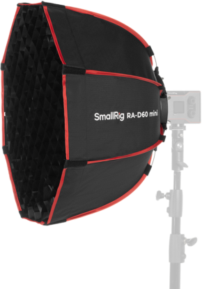 Musta ja punainen SmallRig 4682 Mini Parabolic Softbox RA-D60, jossa on hunajakennoverkko, on asennettu valotelineeseen ja peittää osittain kameran taustalla.