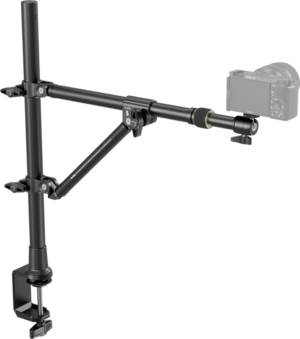 800q-01_128452 SmallRig 4304 Desktop Overhead Photography / Live Streaming Bracket on musta säädettävä varsi, jossa on kiinnittimet ja joka on kiinnitetty pystytolppaan ja työpöydän reunaan, ja joka kiinnittää digitaalikameran yläpuolelle tai kulmaan valokuvia ja videoita varten.