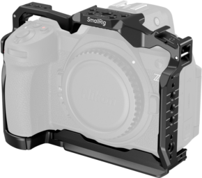 800q-01_128462 SmallRig 4519 Camera Cage for Nikon Z6 III mustaa metallia on asennettu haalistuneeseen Nikon Z-sarjan kameraan, mikä korostaa häkin suojaavaa tukea ja useita lisävarusteiden kiinnityspisteitä.