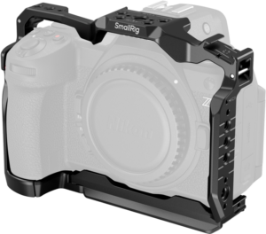 800q-01_128462 SmallRig 4519 Camera Cage for Nikon Z6 III mustaa metallia on asennettu haalistuneeseen Nikon Z-sarjan kameraan, mikä korostaa häkin suojaavaa tukea ja useita lisävarusteiden kiinnityspisteitä.