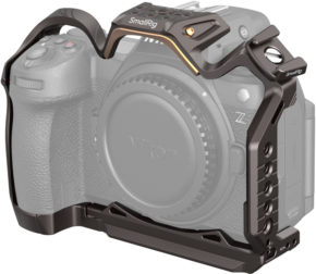 Nikon Z 6III -kameraan on asennettu SmallRig 4521 Night Eagle Cage for Nikon Z 6III, joka tarjoaa suojaavan, mukautettavan kehyksen ja useita lisävarustekiinnikkeitä. Kamera näkyy harmaasävyisenä; häkki erottuu värillisenä.