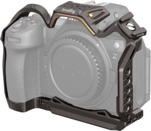 800q-01_128464 Nikon Z 6III -kameraan on asennettu SmallRig 4521 Night Eagle Cage for Nikon Z 6III, joka tarjoaa suojaavan, mukautettavan kehyksen ja useita lisävarustekiinnikkeitä. Kamera näkyy harmaasävyisenä; häkki erottuu värillisenä.