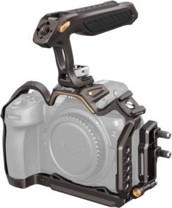 800q-01_128465 SmallRig 4522 Night Eagle Cage Kit for Nikon Z 6III kiinnitetään peilittömän kameran runkoon, ja se lisää ylimääräisiä kiinnityspisteitä ja suojaa kuvaustarvikkeita yläkahvan muotoilullaan.