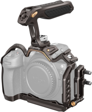 800q-01_128465 The SmallRig 4522 Night Eagle Cage Kit for Nikon Z 6III attaches to the mirrorless camera body, adding extra mounting points and protecting your shooting gear with its top handle design.