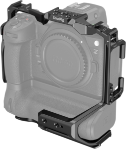 800q-01_128466 SmallRig 4524 Cage for Nikon Z6 III with MB-N14 Vertical Grip, mustaa metallia, asennetaan Nikonin Z-sarjan kamerarunkoon, joka on esitetty puoliksi läpinäkyvänä ja harmaana ja tarjoaa suojaa ja useita kiinnityspisteitä.