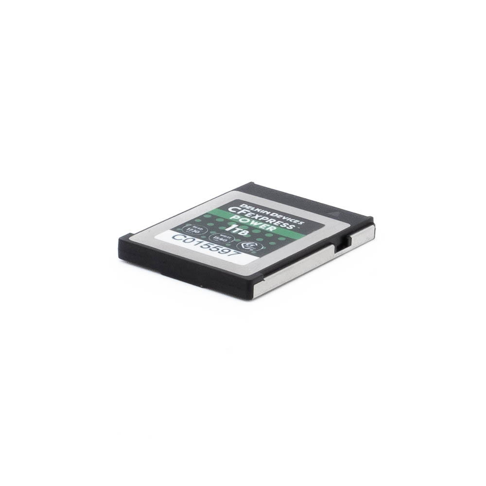 Delkin 1tb type b Delkin CFexpress Type B 1TB 1730MB/s - Käytetty -kortti, jossa on musta ja hopeinen kotelo, lepää valkoisella pinnalla, etulevy ja tekniset tiedot näkyvissä.
