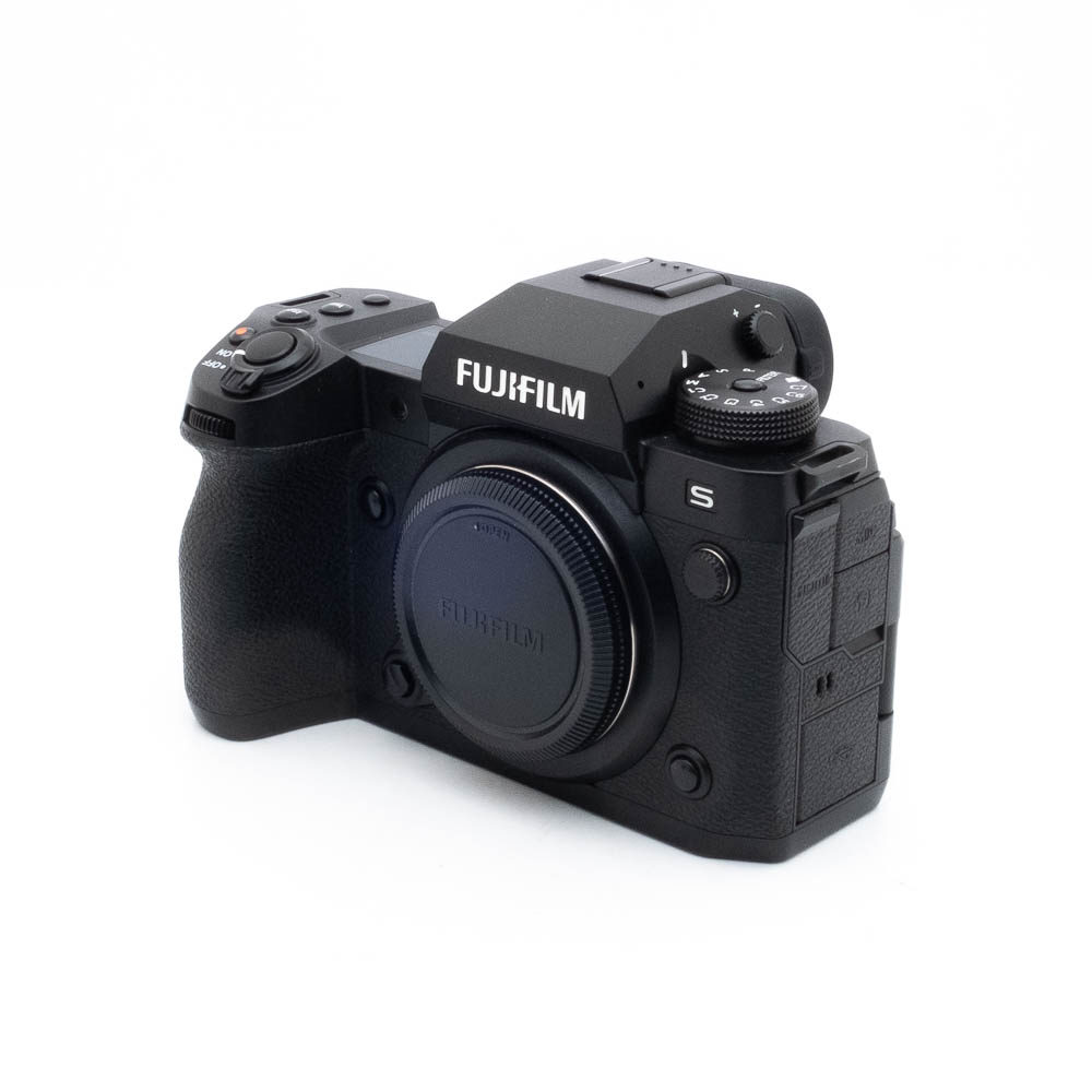Fuji X-H2s-5-2 Musta Fujifilm X-H2s (SC 7000, K5, Takuuta 18kk) - Käytetty digitaalikameran runko, jossa on kuvioitu kahva ja FUJIFILM- ja S-merkinnät, kuvassa ilman objektiivia valkoisella pohjalla.