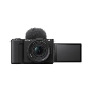sony zv-10 IIk_3 The Sony ZV-E10 II, with E PZ 16-50mm f/3.5-5.6 OSS II lens and a fur-selective microphone, appears against a white background, with its flip-out screen facing forwards.