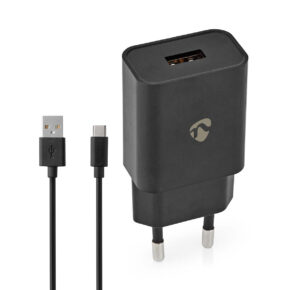 Nedis 12W USB-C seinälaturi, musta seinälaturi, jossa on kaksi pyöreää piikkiä ja USB-portti, USB-A-USB-C-latauskaapelin vieressä.