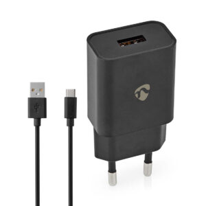 usb_c_seinalaturi Nedis 12W USB-C seinälaturi, musta seinälaturi, jossa on kaksi pyöreää piikkiä ja USB-portti, USB-A-USB-C-latauskaapelin vieressä.