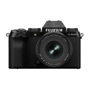 Fujifilm X-S20 + XF 16-50mm f/2.8-4.8 R LM WR -kameran etukuva, jossa näkyy kiinnitetty objektiivi, kuvioitu kahva ja yläpuoliset säätimet.