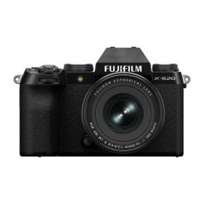 x-s20_16-50mm Fujifilm X-S20 + XF 16-50mm f/2.8-4.8 R LM WR -kameran etukuva, jossa näkyy kiinnitetty objektiivi, kuvioitu kahva ja yläpuoliset säätimet.