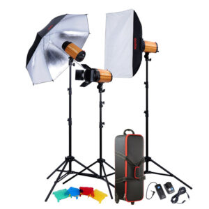 1349158501_576 Godox Studio Smart Kit 250SDI D sisältää kaksi softbox-valaisinta jalustoilla, hopeisen sateenvarjoheijastimen, värillisiä geelejä, kaukolaukaisimet, virtajohdot ja mustan kantolaukun - täydellinen studiokuvaukseen.