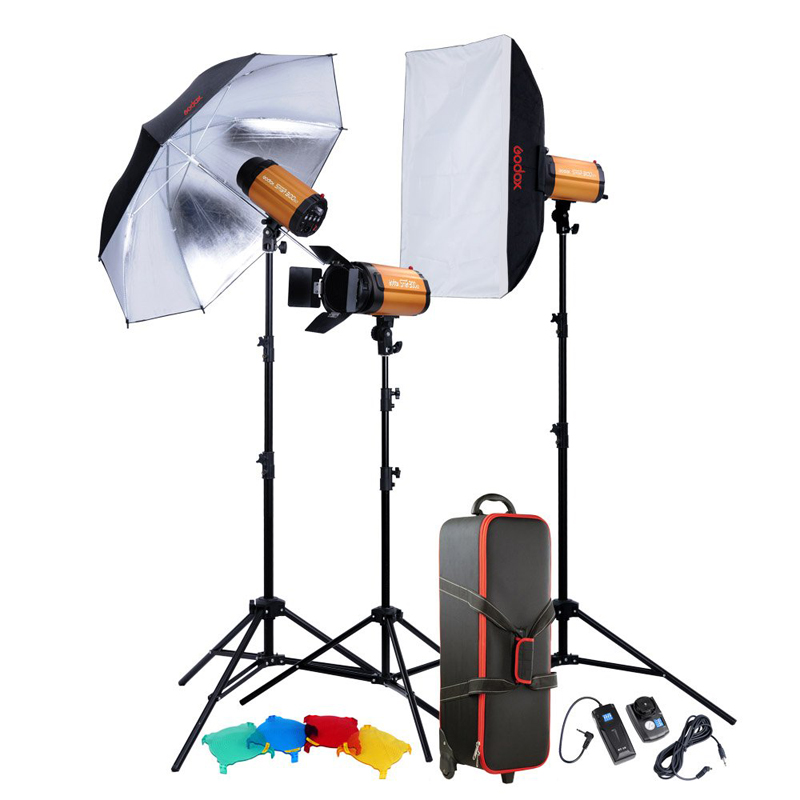 1349158501_576 Godox Studio Smart Kit 250SDI D sisältää kaksi softbox-valaisinta jalustoilla, hopeisen sateenvarjoheijastimen, värillisiä geelejä, kaukolaukaisimet, virtajohdot ja mustan kantolaukun - täydellinen studiokuvaukseen.