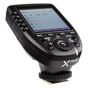 Lähikuva Godox Location BARDT KIT Canon -akkusalama paketti, musta langaton kameran salamalaukaisin, jossa on useita painikkeita ja suuri LCD-näyttö, jossa näkyvät salama-asetukset ja kanavat.