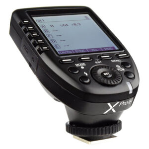 1533062147_247 Lähikuva Godox Location BARDT KIT Canon -akkusalama paketti, musta langaton kameran salamalaukaisin, jossa on useita painikkeita ja suuri LCD-näyttö, jossa näkyvät salama-asetukset ja kanavat.