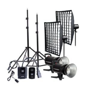 1547041974_854 Godox SK200II Duo kit - studiosalama sisältää kaksi studiosalamaa, joissa on kaksi studiosalamaa, kaksi valotelinettä, virtajohdot, kaukolaukaisusarja ja liittimet, kaikki valkoista taustaa vasten.