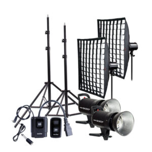 1547041974_854 Godox SK200II Duo kit - studiosalama sisältää kaksi studiosalamaa, joissa on kaksi studiosalamaa, kaksi valotelinettä, virtajohdot, kaukolaukaisusarja ja liittimet, kaikki valkoista taustaa vasten.