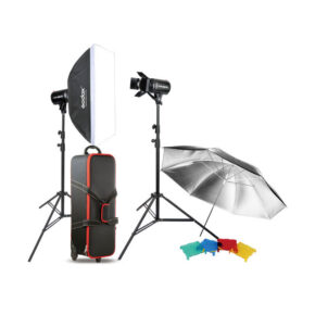 Godox Studio Kit E250 F -studiosalama sisältää kaksi studiovaloa jalustoilla, softboxin, heijastavan sateenvarjon, mustan kantolaukun ja neljä värillistä geelisuodatinta punaisena, keltaisena, sinisenä ja vihreänä.