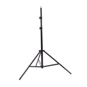 1565606991_965 Godox SK400II Complete Flash Kit -salamalaitesarjassa on musta, säädettävä kolmijalkainen jalusta, jossa on kolme vakautta lisäävää jalkaa, ihanteellinen valokuvaus- tai videolaitteiden tukemiseen, kuvassa valkoista taustaa vasten.