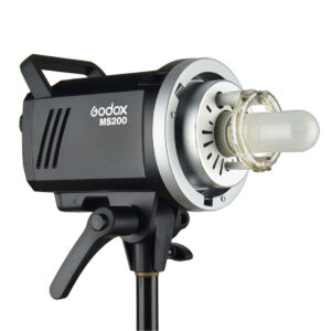 1568382074_882 Godox MS200 F Dual Studio Flash Kit -studiosalama on asennettu jalustalle, jossa on sylinterimäinen salamaputki, musta ja hopeinen runko, kahva ja säätönupit.