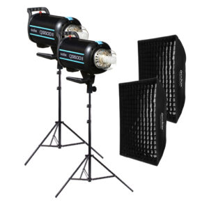 1637155763_200 Godox QS600II Duo High Performance Kit -studiosalama sisältää kaksi studiostrobovaloa jalustoilla, suorakulmaisilla softboxeilla ja ritilädiffuusoreilla, kaikki valkoista taustaa vasten.