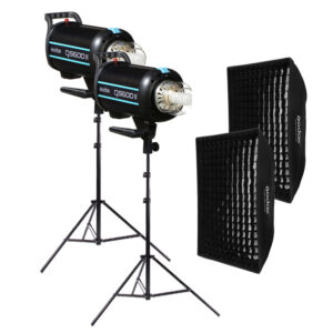 1637155763_200 Godox QS600II Duo High Performance Kit -studiosalama sisältää kaksi studiostrobovaloa jalustoilla, suorakulmaisilla softboxeilla ja ritilädiffuusoreilla, kaikki valkoista taustaa vasten.