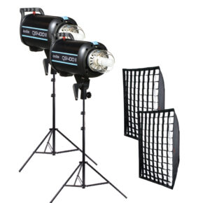 1637155898_717 Godox QS400II Duo High Performance Kit sisältää kaksi mustaa studiostroboskooppivalaisinta säädettävällä jalustalla, jotka on asetettu vierekkäin, ja kaksi suorakulmaista softbox-ristikkoa on sijoitettu oikealle.