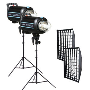 1637156051_912 Godox QS300II Duo High Performance Kit sisältää kaksi mustaa studiostroboskooppivalaisinta säädettävillä jalustoilla ja kaksi suorakulmaista softboxia, joissa on ristikkodiffuusorit, jotka sopivat täydellisesti ammattimaiseen valokuvaukseen.