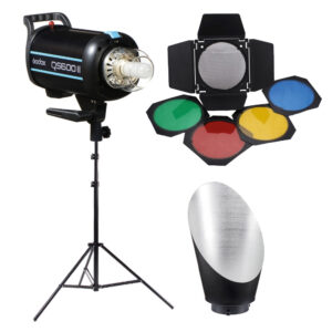 1637156220_710 Godox QS600II Background Kit -studiosalama on esillä jalustalla, jossa on neljä värillistä suodatinta (punainen, vihreä, keltainen, sininen) ja sen vieressä hopeinen heijastin.