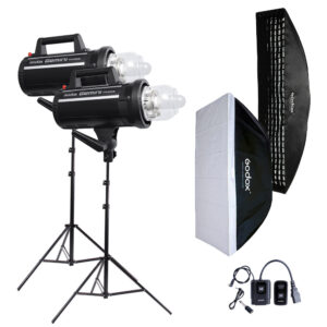 1637157162_802 Godox GS300II Creative kit -studiosalama sisältää kaksi studiostrobovaloa jalustoilla, suorakulmaisen softboxin, jossa on ritilä, ja kaksi virtajohtoa langattomilla laukaisimilla valkoisella pohjalla.