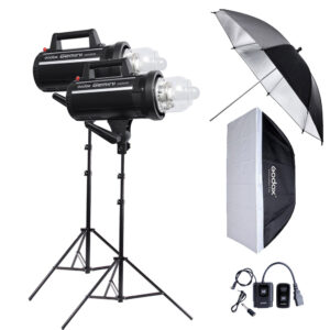 1637157624_215 Godox GS200II Creative Kit -studiosalama sisältää kaksi mustaa stroboskooppivalaisinta jalustoilla, mustavalkoisen sateenvarjon, suorakulmaisen softboxin ja kaksi virtajohtoa ohjausyksiköillä, kaikki valkoisella pohjalla.