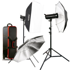 1637157958_053 Godox SK400II Studio Flash Kit 400 E sisältää kaksi studiovaloa jalustoilla, softboxin, hopeanvärisen ja valkoisen sateenvarjon sekä mustan rullattavan kantolaukun, jossa on punaiset aksentit - täydellinen ammattikuvaukseen.