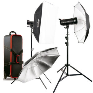 1637157958_053 Godox SK400II Studio Flash Kit 400 E sisältää kaksi studiovaloa jalustoilla, softboxin, hopeanvärisen ja valkoisen sateenvarjon sekä mustan rullattavan kantolaukun, jossa on punaiset aksentit - täydellinen ammattikuvaukseen.